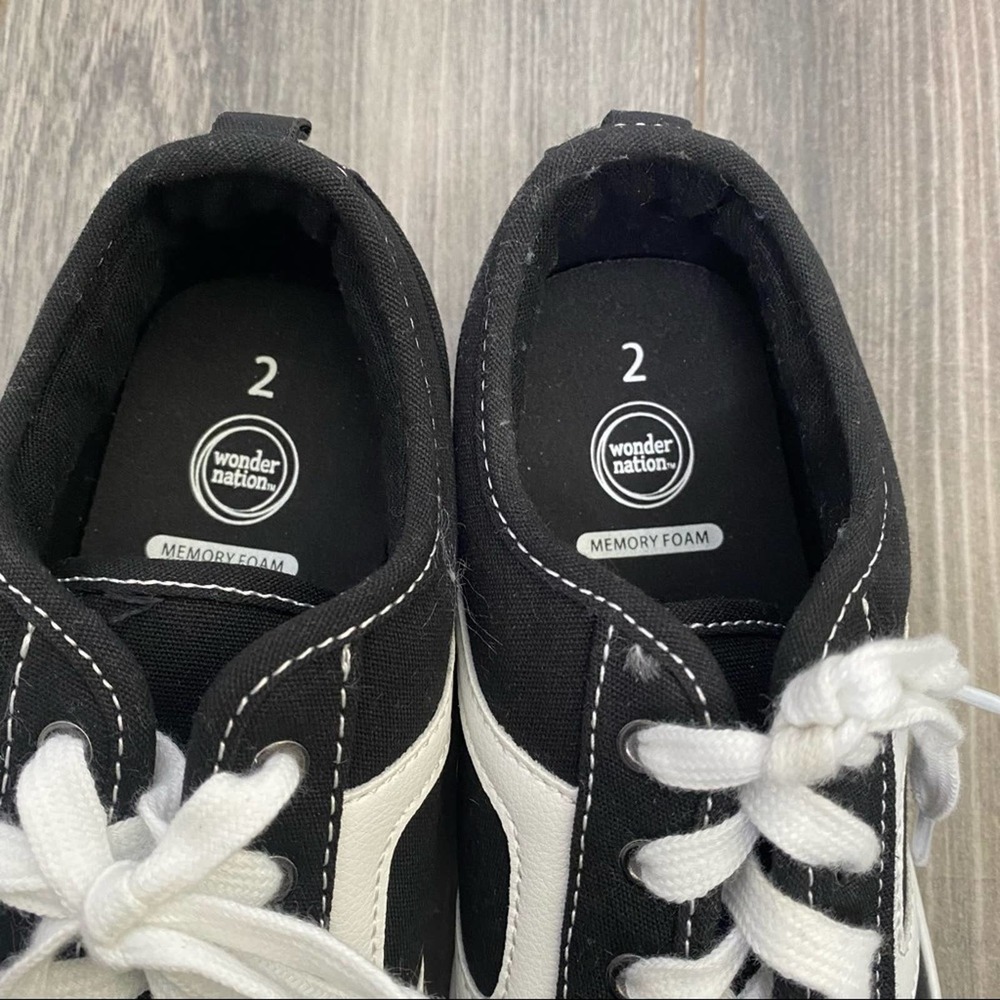 🌈 wonder nation kids sneakers size 2 - Picture 3 of 6